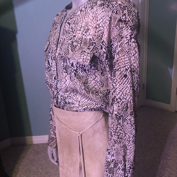 Danier Leather cream suede A line skirt with scalloped hem and cutout pattern - Picture 3 of 9